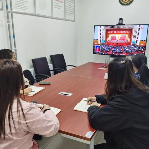 西六里屯社区党支部开展                    “奋进新征程  逐梦新时代”主题党日活动
