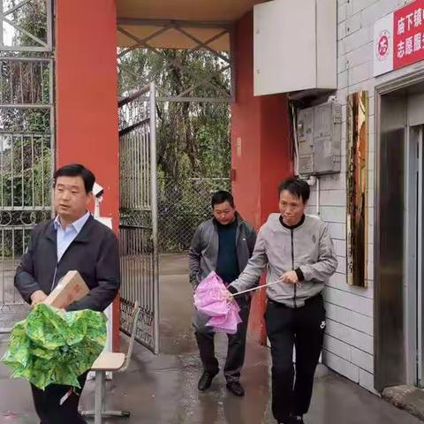 汝州市教体局及庙下镇中心校领导冒雨到我校进行开学常规检查