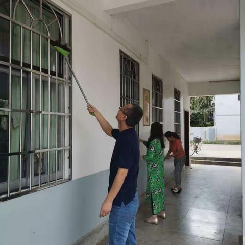 “战疫进行时，助力高三初三开学”海南省农垦实验中学教务科开展开学前卫生大扫除工作