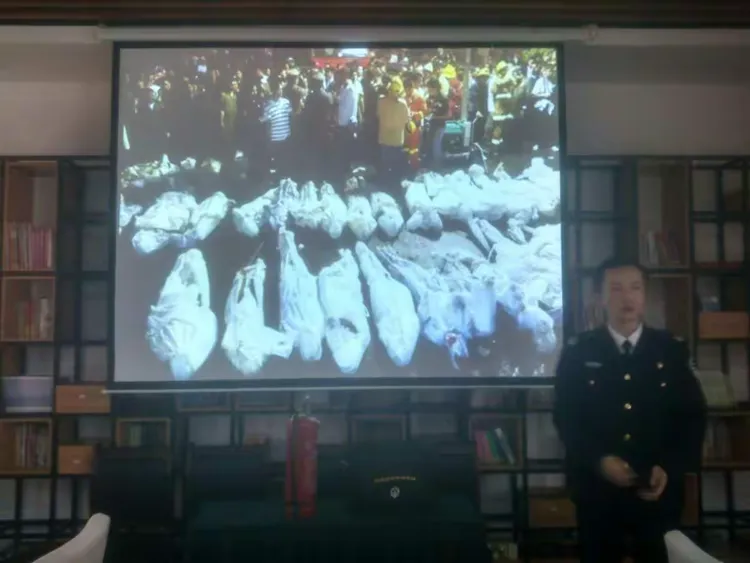 观看消防短片，认识火灾事故的危害，积极预防，消除隐患。