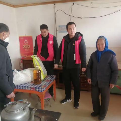 走访慰问贫困户，党的关怀暖人心-重兴镇野马泉村党支部开展走访慰问活动