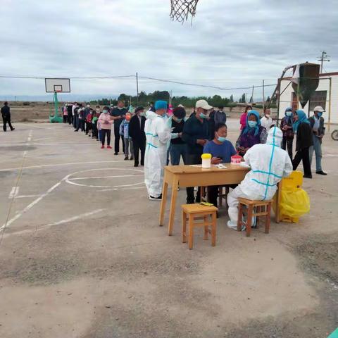 党员群众齐上阵，众志成城闯难关－重兴镇野马泉村有序开展疫情防控及核酸检测工作