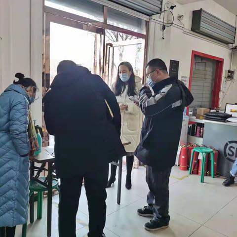 疫情指挥部市场监管组联合执法监督组、疾控中心、县邮政公司对快递业疫情防控措施落实情况进行督导检查