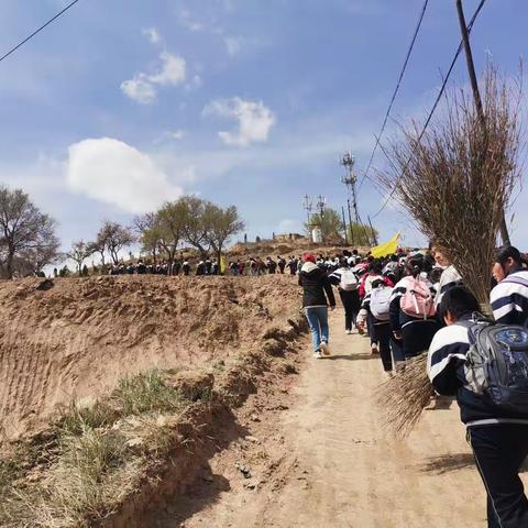 【“三抓三促”行动进行时】福星初中“劳动促成长，实践创幸福”户外劳动课