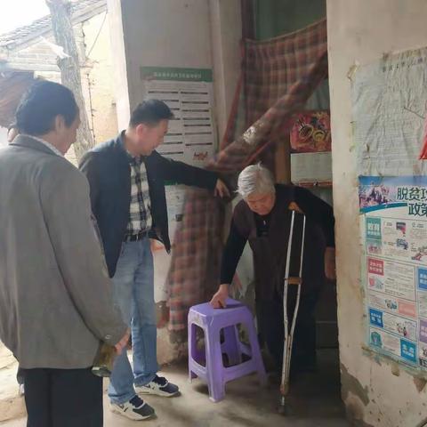 三原县卫协会走访慰问贫困户