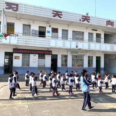 灵山县那隆镇新田小学举行第一届广场舞比赛