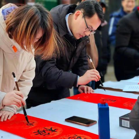 北环二建社区：举办元旦写春联送祝福惠民活动