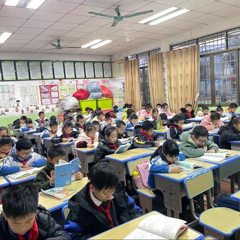 书山有路勤为径，学海无涯苦作舟。    ——覃塘街道中心小学四（7）班阅读活动