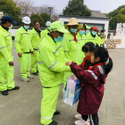 践行“雷锋精神”   致敬环卫工人