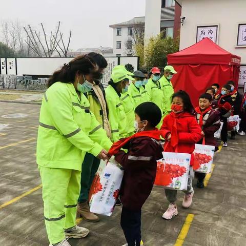 践行“雷锋精神”   致敬环卫工人