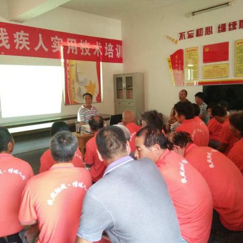 临渭区残联深入三张镇积极实施农村残疾人核桃种植技术培训项目