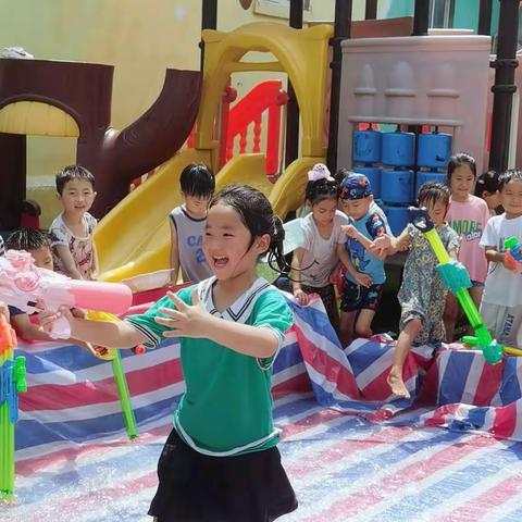 “玩转夏天  水枪大仗”童蒙幼儿园快乐打水仗活动