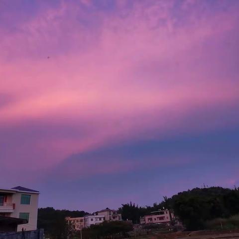 华为荣耀V20镜头下的乡村炫彩云霞