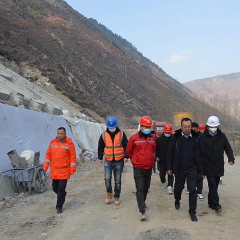甘南公路事业发展中心总工程师沙世涛一行对迭部地质灾害路段公路安全提升专项工程进行督查