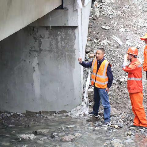 甘南公路中心主任党学庆、纪委书记文大利一行深入迭部公路段调研指导工作