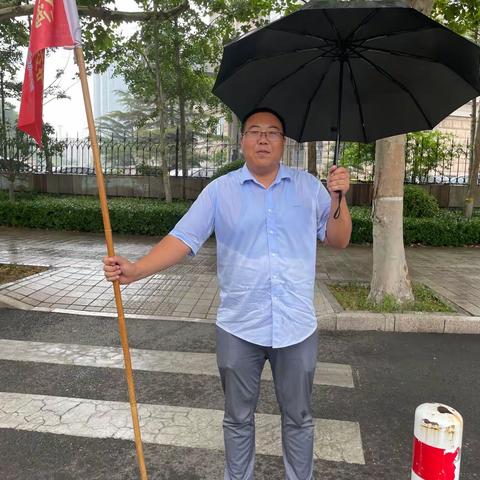 风里雨里，有我在路边守护你（北海学校一年级十二班安全护航）