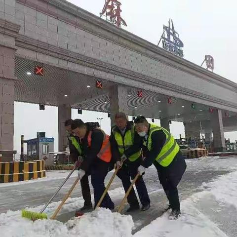 千里风雪左涉路 我们一路扫除冰雪在守护