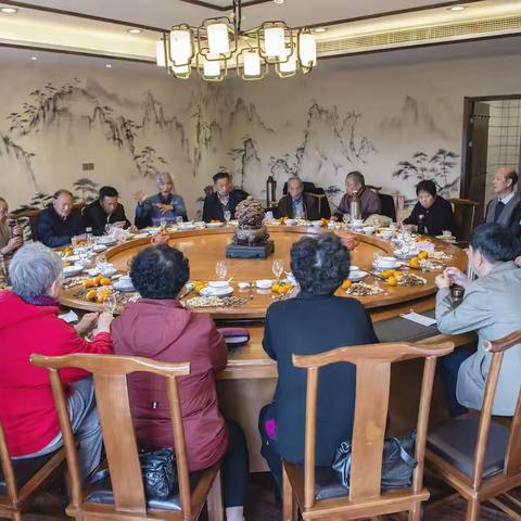建山中学文艺宣传队相聚一家亲饭店