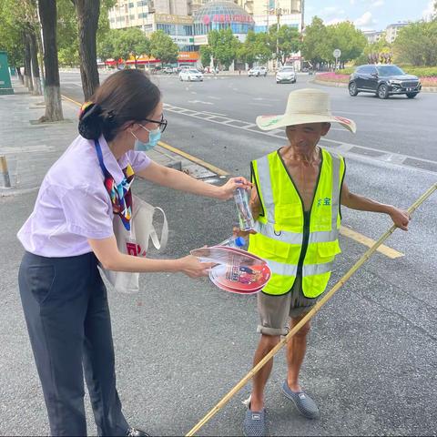 为群众办实事｜夏送清凉，湘西长行村镇银行乾城支行接力爱心送水公益活动