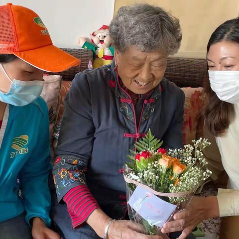 沙沟社区开展“送上一束花，感恩母亲节，情暖老人心”活动