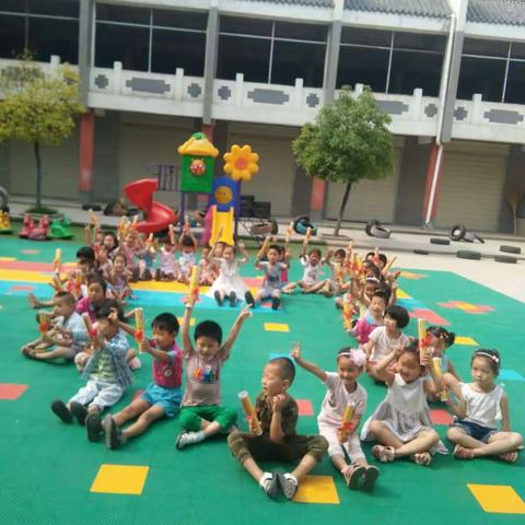 一学期的学习生活即将结束！十分感谢家长对我们工作的支持。谢谢孩子们给老师带来的惊喜和快乐！！！
