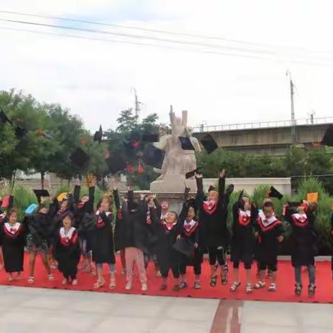 荣飞幼儿园《大三班》毕业🎓留念。