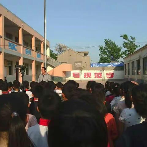 踏着春天的气息，迈着轻盈的步伐，二安四小一年一度的运动会开始了！