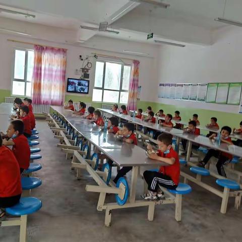 爱心营养餐，感恩在心间——玉麦乡中心小学