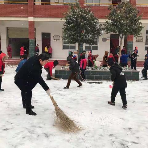 高庄小学老师带领学生扫雪