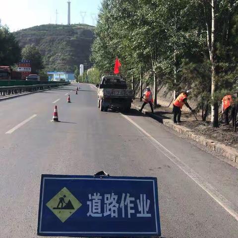 骄阳下的养路人