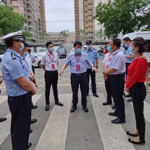 雁塔区区长王建军到西安市第四十六中学调研高考考点考务工作