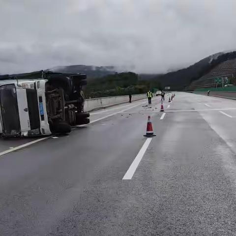 雨天路滑，莫踩急刹