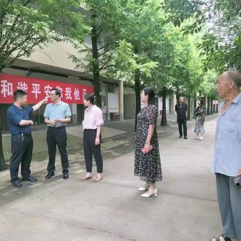 何区长郭局长一行检查敬老院工作