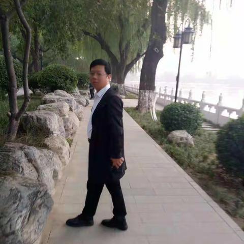 【都不容易】2020年我们过的“都不容易”二两小酒陪我们挺了过去，成年人的世界里，多少酸甜苦辣都得咽下去。