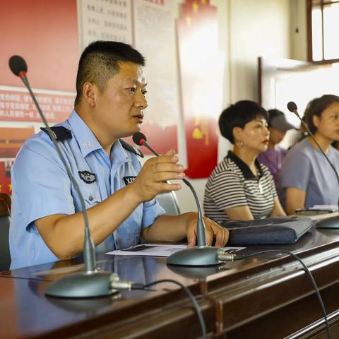 一堂生动的法治教育课——李店村党支部组织暑假回乡学生及家长进行普法教育活动