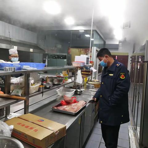 终南市场监管所对辖区食品安全城市复审备检点进行检查，对检查存在的问题要求立即整改