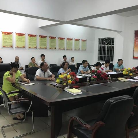 区园林管理局到永兴镇永秀村委会与帮扶户观看第150期脱贫致富电视夜校