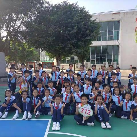 我是环保小卫士——312班感恩节感恩学校活动