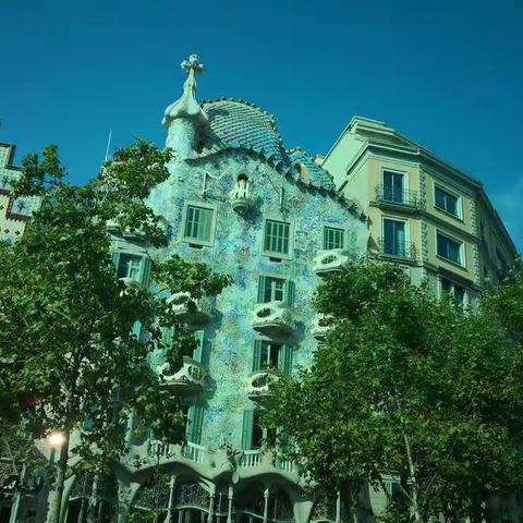 胡志龄的美篇8.10漫步走在车水馬龙的中央大道上，踏着兰布琅花街，眺望二旁高迪杰出的建筑。