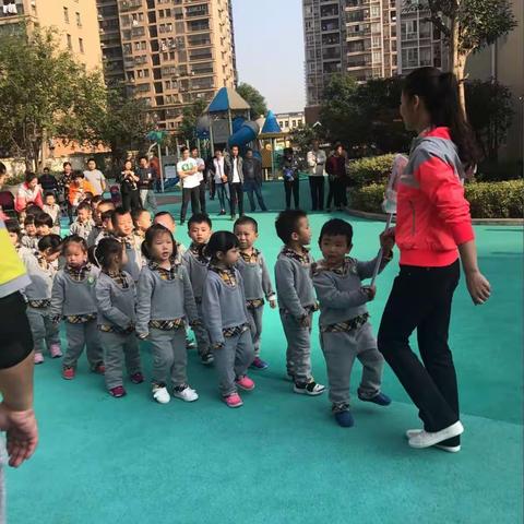 华师铁桥幼儿园2017年秋季亲子运动会——小二班