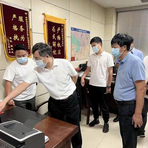 市房管局乔晓宾局长到房产交易大厅检查疫情防控和工作纪律等情况