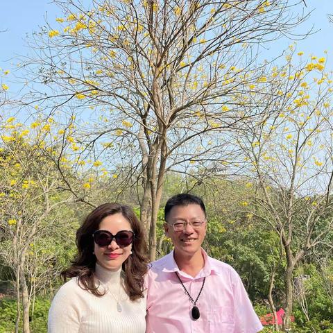 🌹🌹🌹用真诚对待朋友，用平衡的心态解决困难，用努力付出追求幸福，用感恩回报对待人生！[呲牙]