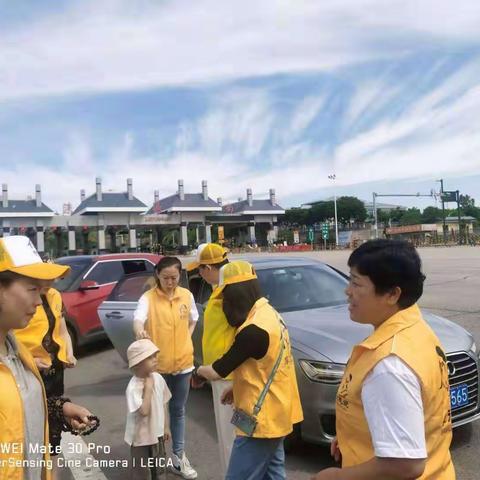 爱心桥团队陪老人一起过父亲节