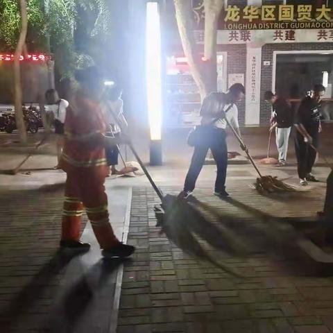 义务劳动展风采，坚持夜巡环境美