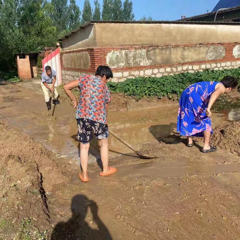 雨后清理，党员在行动