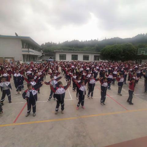 我运动，我健康，我快乐!活力课间操  强健少年身——独峒镇中心小学