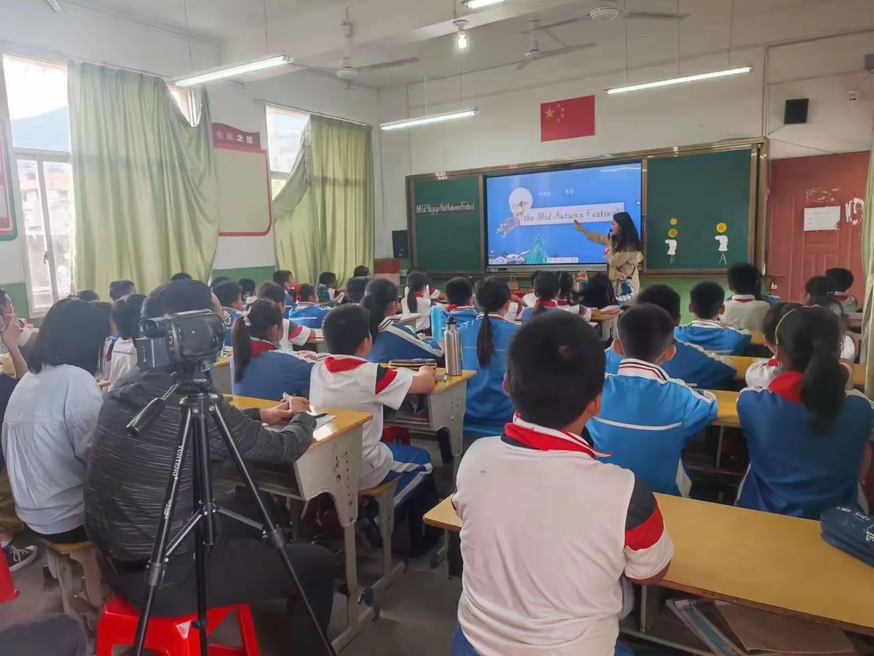简篇-聚焦新课标,引领新成长——洋中中心小学开展青年教师课堂教学考核活动