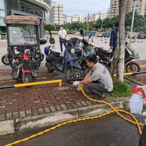 关于海口山高街人行道安装铁栏及广告牌影响电动车自行车停放的舆情回复