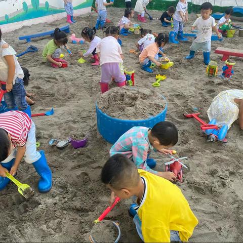 黄家坝街道中心幼儿园小（二）班                  《九月之遇见沙的乐趣》