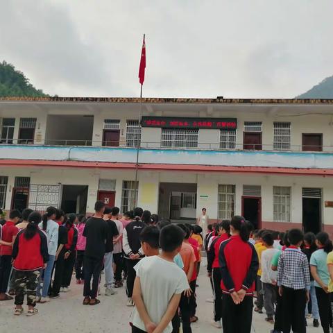 容县灵山镇六图小学“珍爱生命，预防溺水，从我做起”宣誓活动。